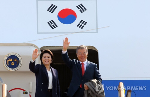 베트남을 국빈 방문하는 문재인 대통령과 부인 김정숙 여사가 지난 3월 22일 오전 서울공항을 통해 출국하기 전 손을 들어 인사하고 있다. <연합뉴스>